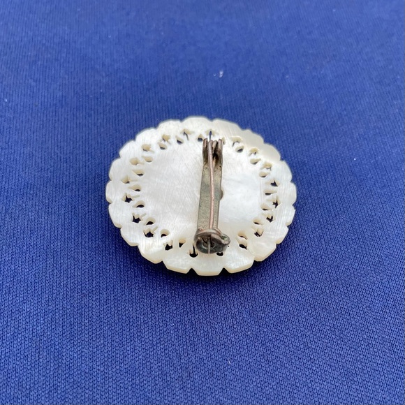 Antique Carved Floral Mother of Pearl Brooch - Picture 6 of 6